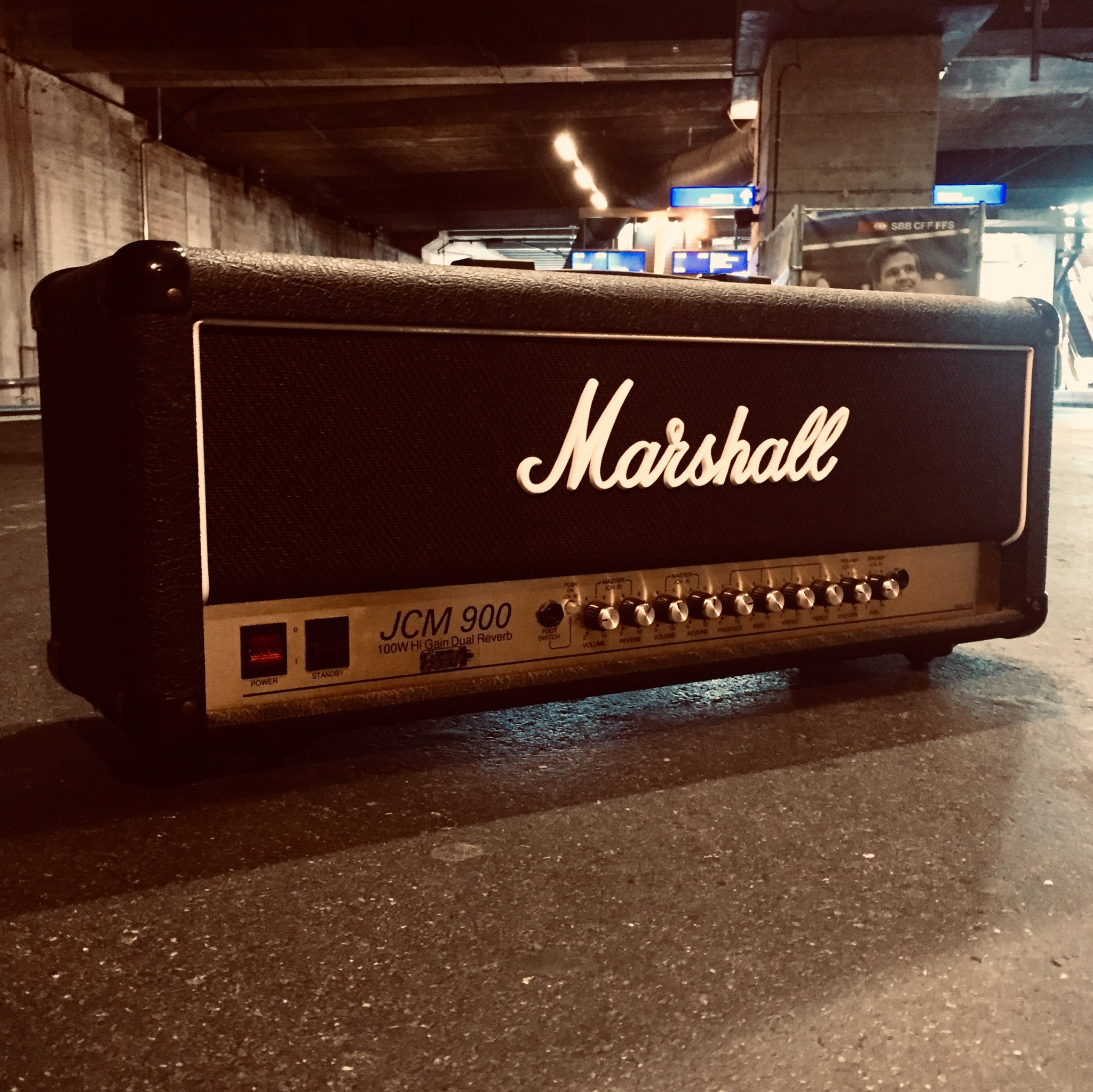 Un Marshall JCM dans une gare