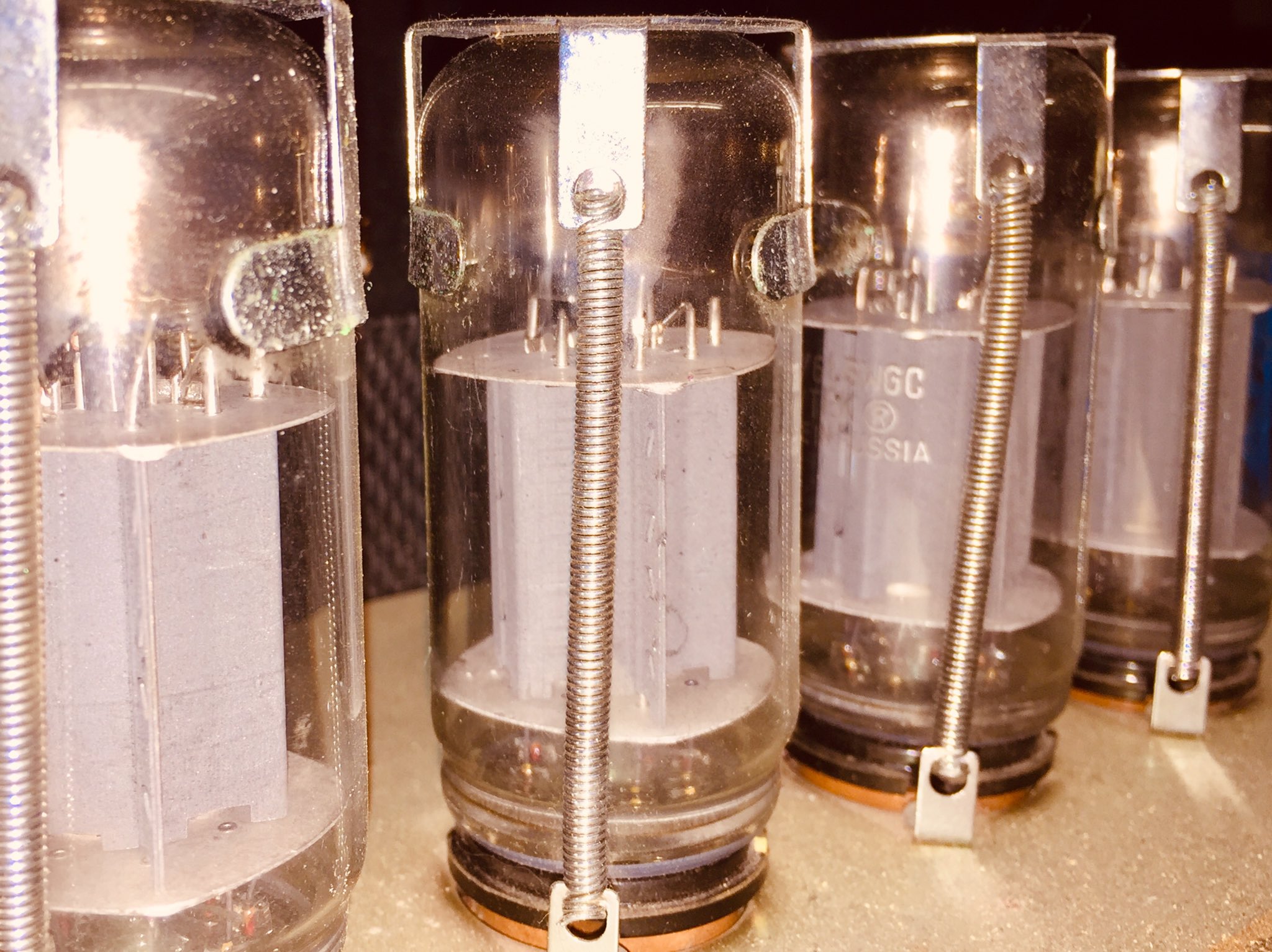 Une vue rapprochée des ampoules d’un Marshall JCM