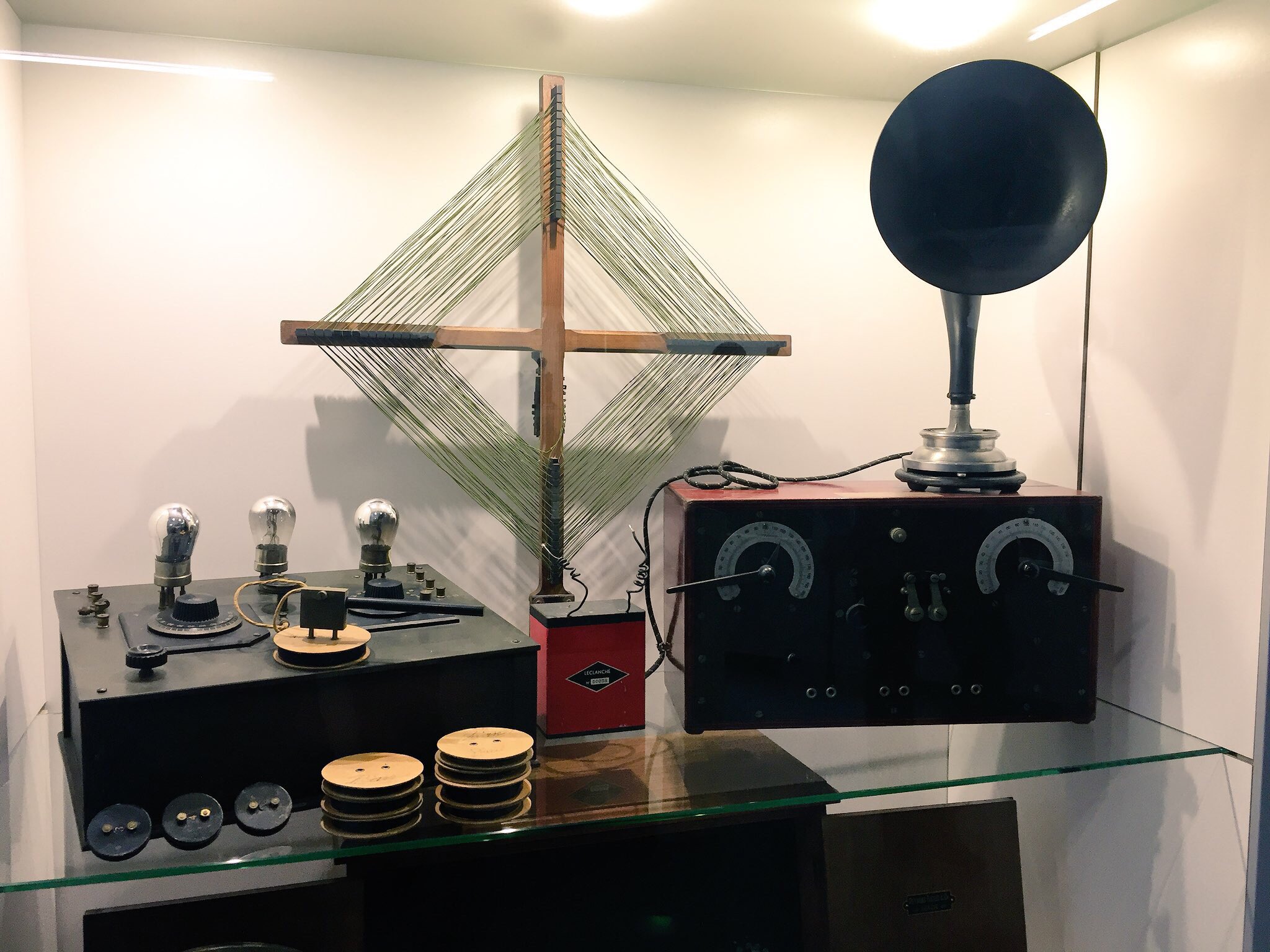 De vieux équipements radio dans une musée