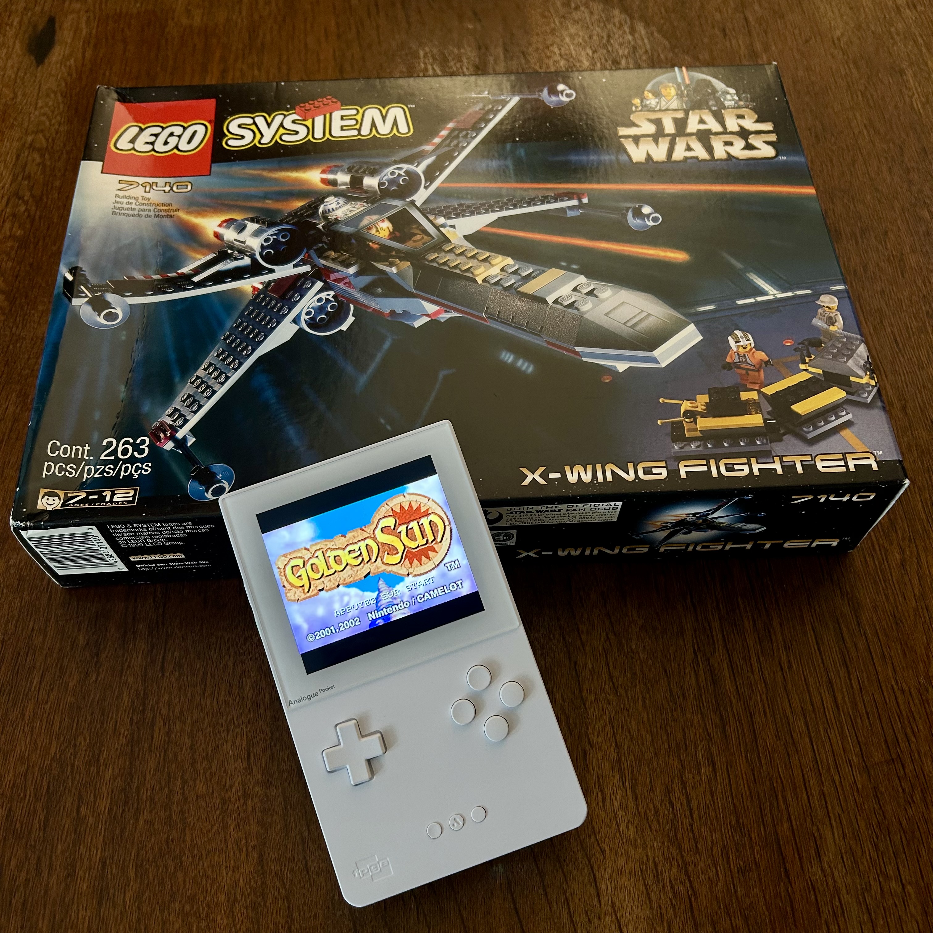 Une boite collector lego et un emulateur gameboy